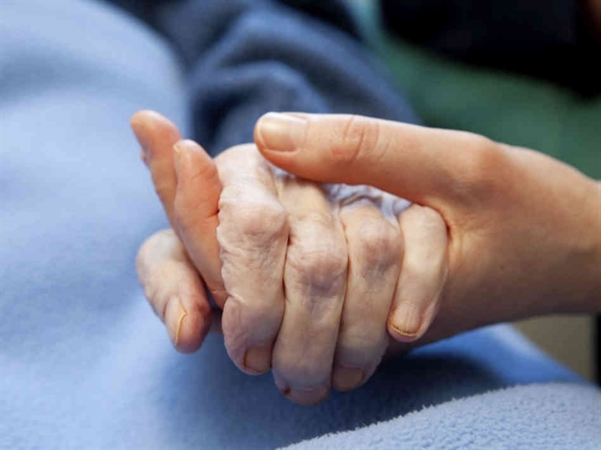 Bố mẹ ly hôn 15 năm, quyết định của mẹ khiến tôi lặng người khi bố ung thư